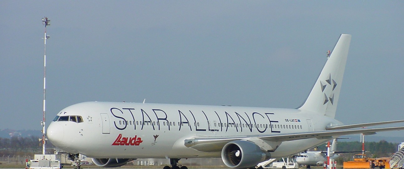 In Kooperation mit Lufthansa und Star Alliance: Boeing 767 von Lauda Air.