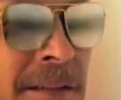Pilot aus dem Werbespot: Raten Sie, was sich gleich in seiner Brille spiegelt.