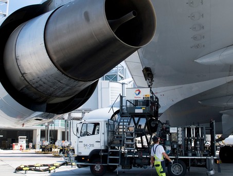 Betankung einer Boeing 747 von Lufthansa: IN Frankfurt ist Kerosin knapp.