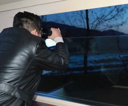 Kim Jong Un betrachtet seine Rakete: Die USA reagierten mit einem Ground Stop.