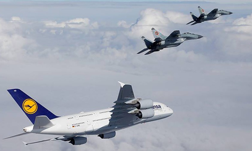 Lufthansa-A380 mit bulgarischer Spezialeskorte