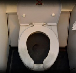Toilette im Flugzeug: Abwässer werden nach Bedarf abgepumpt.