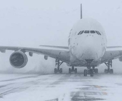 Seltener Vogel für den Stewart International Airport: Der A380 auf der schneeverwehten Piste.