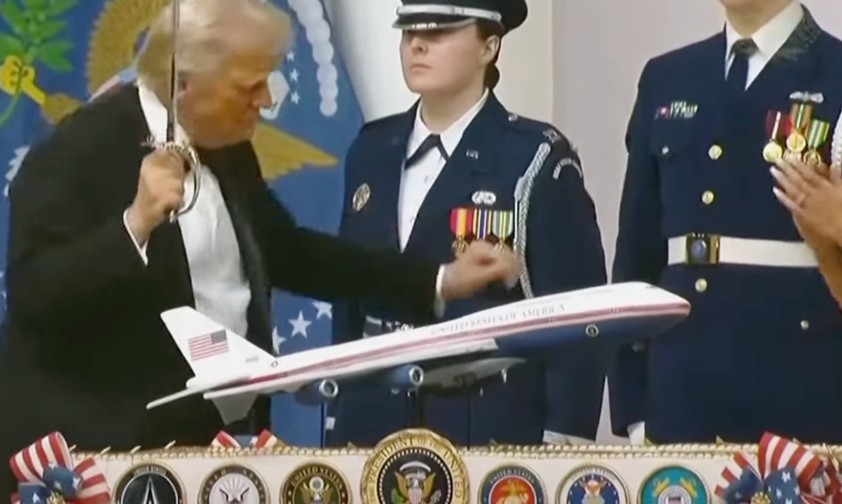 Trump erhält Torte mit Air Force One - in seinem Design