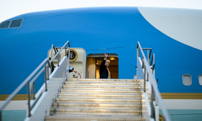 Trump beim Einsteigen in die alte Air Force One: Die beiden Flieger bleiben erstmal unverzichtbar. 