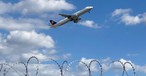 Flugzeug von Lufthansa: Viele bleiben am Freitag am Boden.