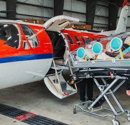 Ein Epishuttle wird in einen Ambulanzflieger verladen: Die Isolier-Liege schützt Besatzungen vor Ansteckungen.