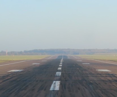 Flughafenpiste: Momentan herrscht kaum Verkehr.