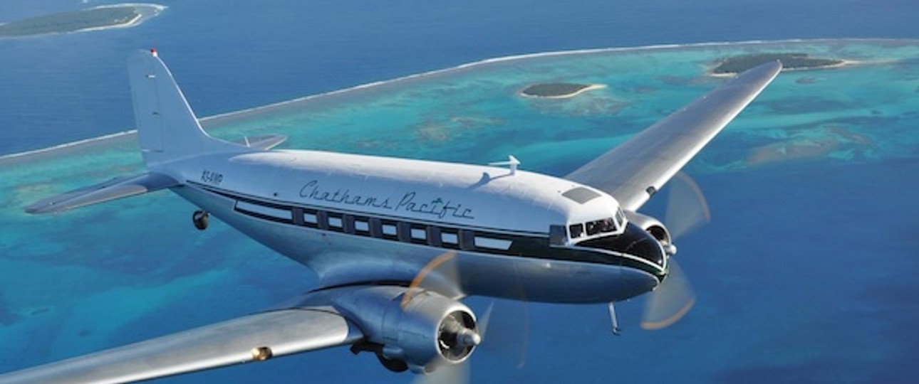 Chatham Pacific, einer der letzten DC-3-Betrieber im Liniendienst, stellt alle Flüge aus Protest ein.