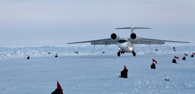 Die Antonov An-74 eignet sich gut für Betrieb in sehr kalter Umgebung - hier im Eis-Lager Barneo.