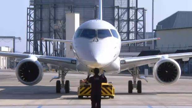 Der Jet wird in zwei Varianten gebaut. Der MRJ 70 für 78 Passagiere (eine Klasse) und der MRJ 90 für 92 Passagiere. Er fasst damit weniger Reisende als Bombardiers C-Series aber ungefähr so viele wie Embraers E170 und E175.