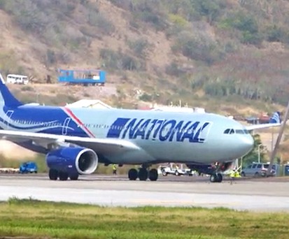 Airbus A330 übersieht Scheinwerfermast