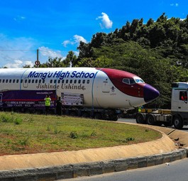 Boeing 737-700 von Kenya Airways: Die Maschine wird auf dem Landweg zur Schule transportiert.