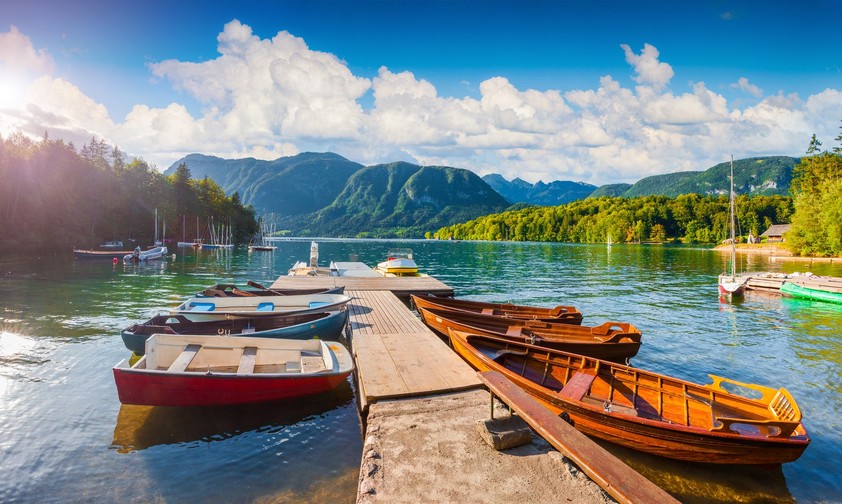 Bohinji See an einem sonnigen Morgen