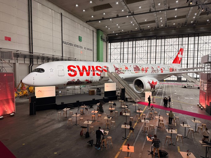 Der erste Airbus A350 von Swiss trägt den Taufnamen Lausanne und das Kennzeichen HB-IFA. Mit ihm führt die Fluglinie auch eine neue Langstreckenkabine ein.