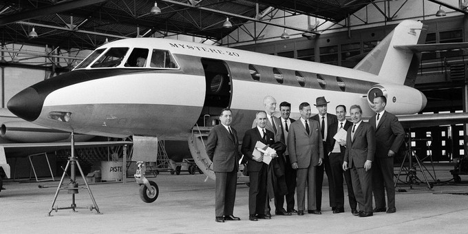 Die Delegation um Charles Lindbergh (Vierter von rechts) von Pan Am vor der ersten Falcon 20 am 4. Mai 1963.