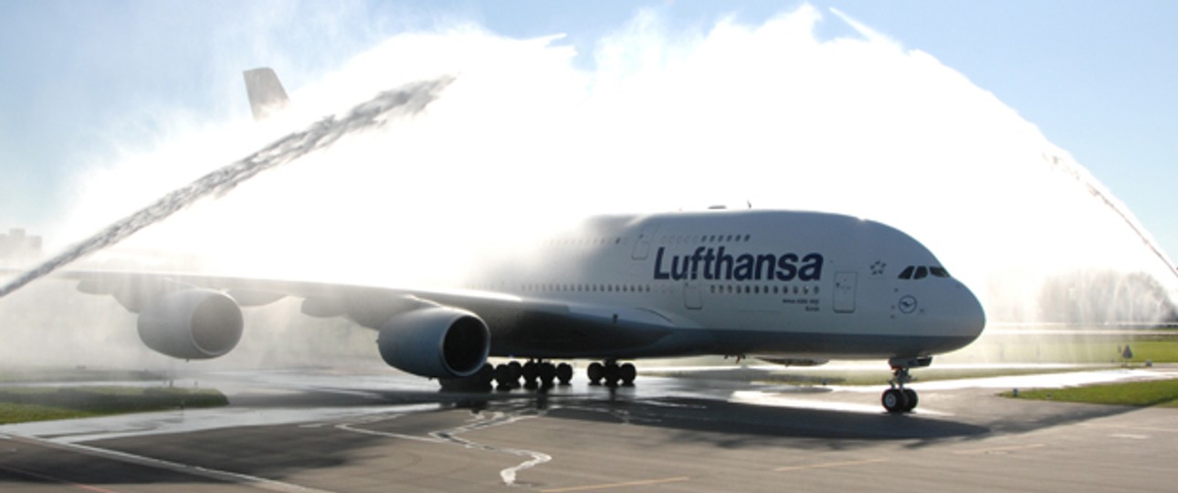 Luthansa fliegt den A380 ab Frankfurt nach Johannesburg, New York, Miami, Peking, Singapur und Tokio. Ab Frühjahr 2012 kommt San Francisco hinzu, ab August auch noch Houston.
