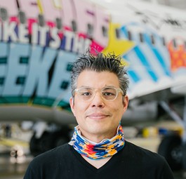 Sumo vor einem seiner beiden fliegenden Werke.