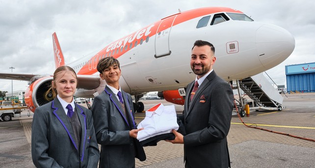 Easyjet-Uniformen werden zu Schuluniformen: Die Airline kann sich vorstellen das Konzept auf ganz Großbritannien auszuweiten.