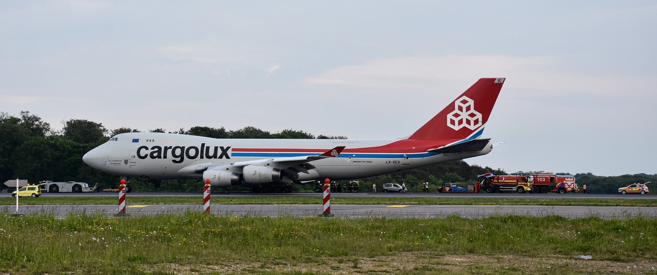 Die Boeing 747 blieb nach dem Zwischenfall auf der Piste stehen.