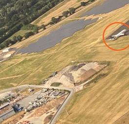 Die D-AICD am Airport Düsseldorf: Im Juni 2023 aus einem startenden Flieger fotografiert.