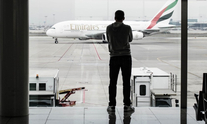 Passagier blickt auf Airbus A380 von Emirates: Fliegen wird wohl teurer.
