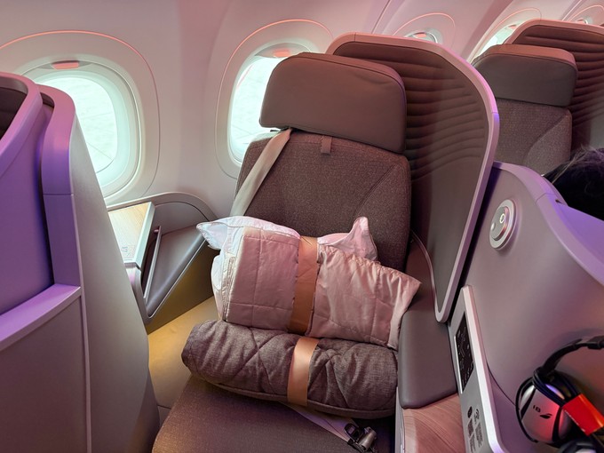 ... setzt auf den Vantage-Solo-Sitz von Thompson Aero. Fluggäste bekommen Kissen, Decke und Sitzauflage für bequemen Schlaf.