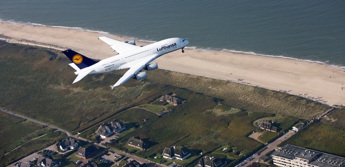 Airbus A380 überfliegt im September 2011 die Insel Sylt.