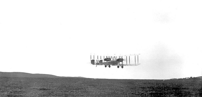 Die Vickers Vimy beim Start in Neufundland ein Tag zuvor: Für Alcock und Brown reihte sich eine Herausforderung an die andere.