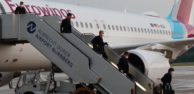 Das deutsche Team flog mit einem Airbus A320 von Eurowings ins Quartier bei Nürnberg. Wie es weitergeht, ist noch nicht bekannt. Mit einer Lufthansa-Airline fliegen die Deutschen aber nicht.