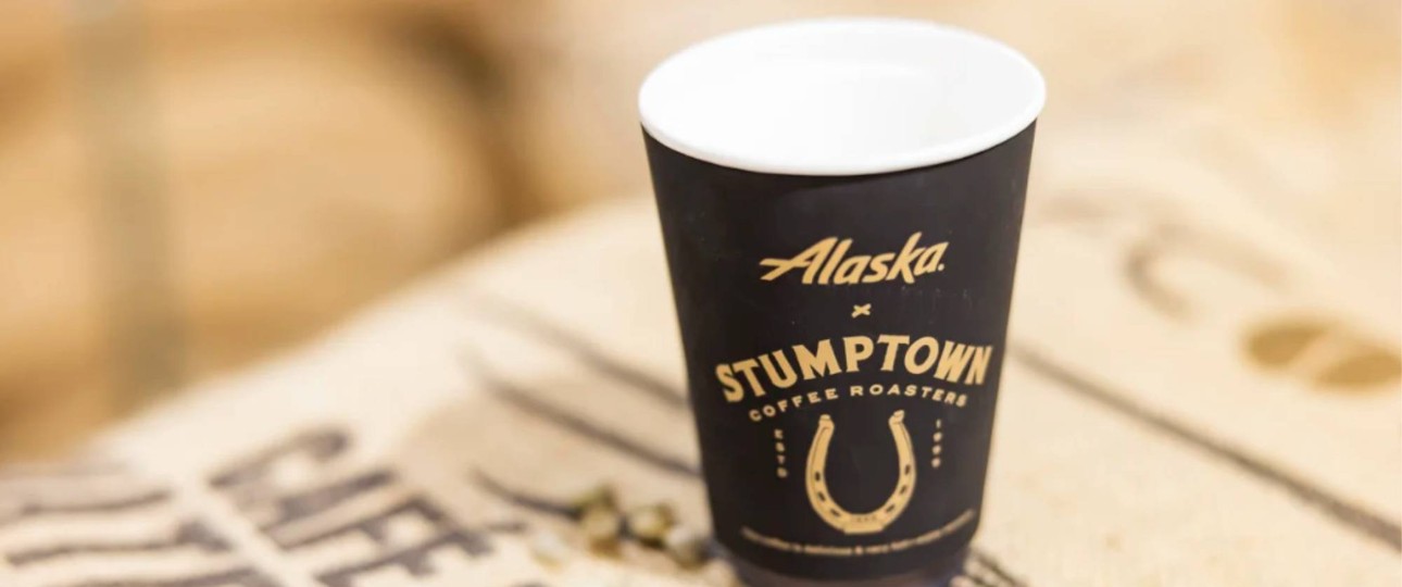Kaffeebecher von Alaska Airlines: Die Fluggesellschaft hat einen neuen Kaffeelieferanten.