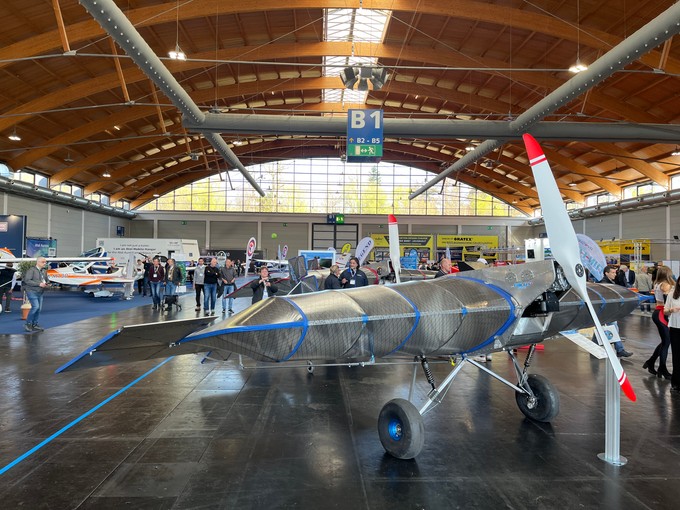 Der italienische Hersteller Aviosma ist auf der Messe in Friedrichshafen mit zwei Flugzeugen vertreten. Die beiden experimentellen Kunstflugzeuge können in kurzer Zeit von zwei Personen zusammengebaut werden.