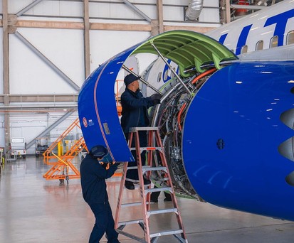 Wartung bei United Airlines: Reisende sollen besser verstehen, wie das funktioniert. 