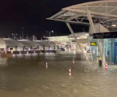 Flughafen Auckland unter Wasser - Terminal geschlossen