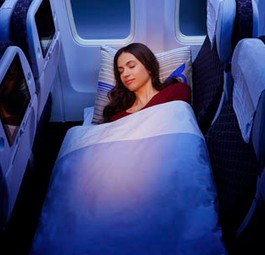 Schlaf in der Economy-Sleeper-Klasse: Drei Sitze, Matratze, Decke und Kissen.