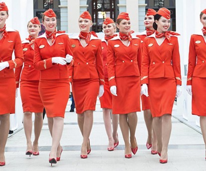 Outfit von Aeroflot: Nicht jede Stewardess hat Gardemaß.