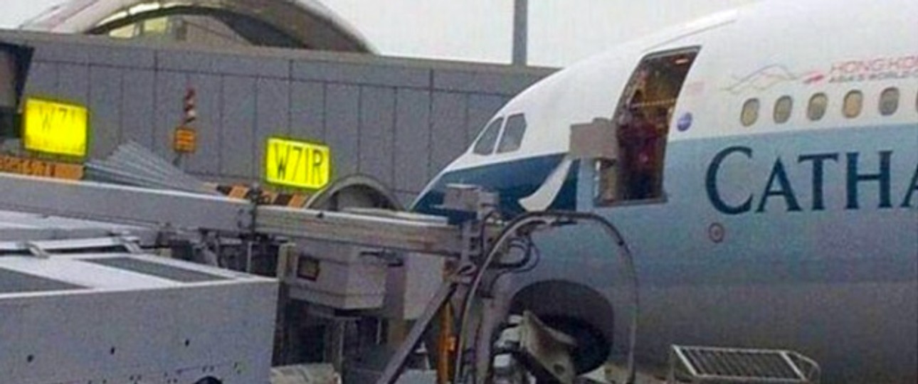 Beschädigter Flieger: Bei Twitter kursierten schnell die ersten Bilder.