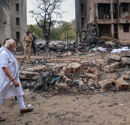 Premier Narendra Modi am Absturzort in Ahmedabad: Die Behörden nehmen Air Indias Ausbildung unter die Lupe.