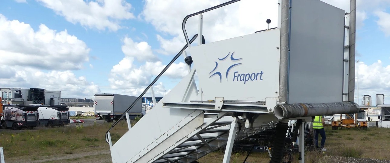 Mobile Fluggastreppe von Terminal 2: Muss vom Käufer abgeholt werden.