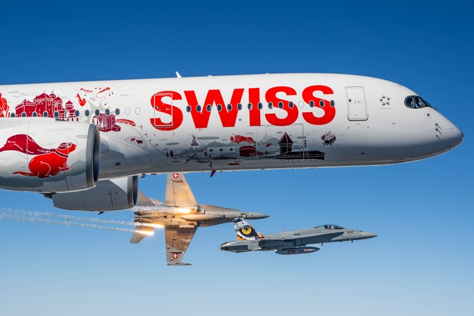 Der Airbus A350-900 von Swiss bei der Auslieferung, zusammen mit zwei ...