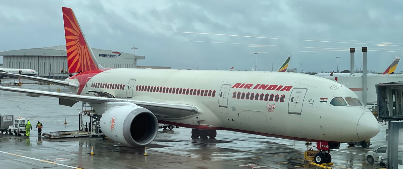 Boeing 787 von Air India noch in der alten Lackierung. Der Flug ab Zürich fiel aus.