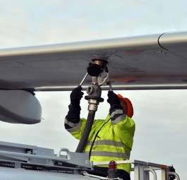 Betankung eines Fliegers: Soll künftig durch Aufladung ergänzt werden.
