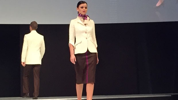 Auch die Maitres de Cabine erhalten neue Bekleidung. Alle Uniformen wurden vom italienischen Designer Ettore Bilotta geschaffen.