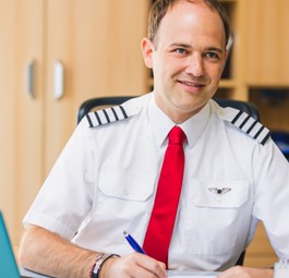Hans-Georg Rabacher, Pilot und Autor vom Buch "Fliegen aus dem Cockpit beantwortet"