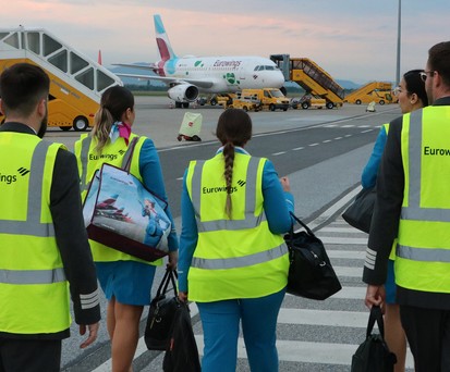 Stefan Beveridge ist am frühen Morgen mit seinen Kolleginnen und Kollegen unterwegs zum Flugzeug.