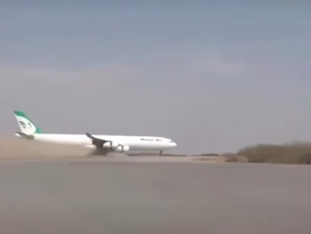 Airbus A340-300 von Mahan Air bei der Landung im Jemen: Der Airport ist seit zehn Jahren gesperrt.