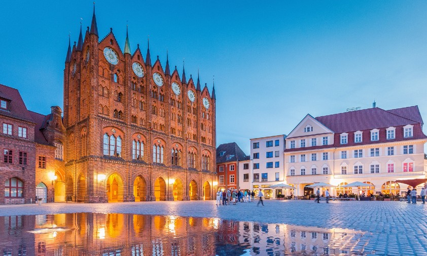 Klassischer Dämmerungsblick auf die Hansestadt Stralsund.