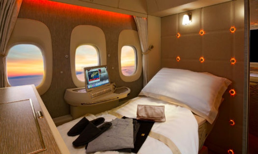 So sieht die First-Class-Suite aus, wenn es der Sitz zum Bett gemacht wird.