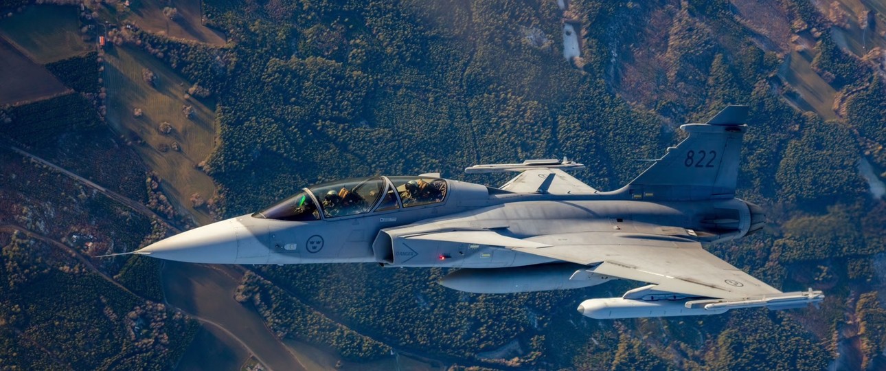 Saab Gripen mIt Arexis-EAJP. Die Abkürzung steht für Electronic Attack Jammer Pod.
