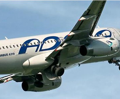 Flieger von Adria Airways: Bald Gespräche mit den Leidensgenossen.
